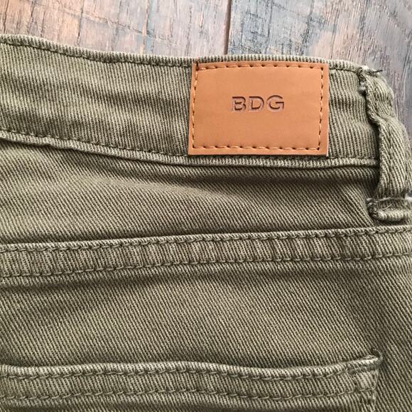 BDG Alexa Shorts Size 27 Olive Green Denim Jean Shorts - Picture 5 of 6